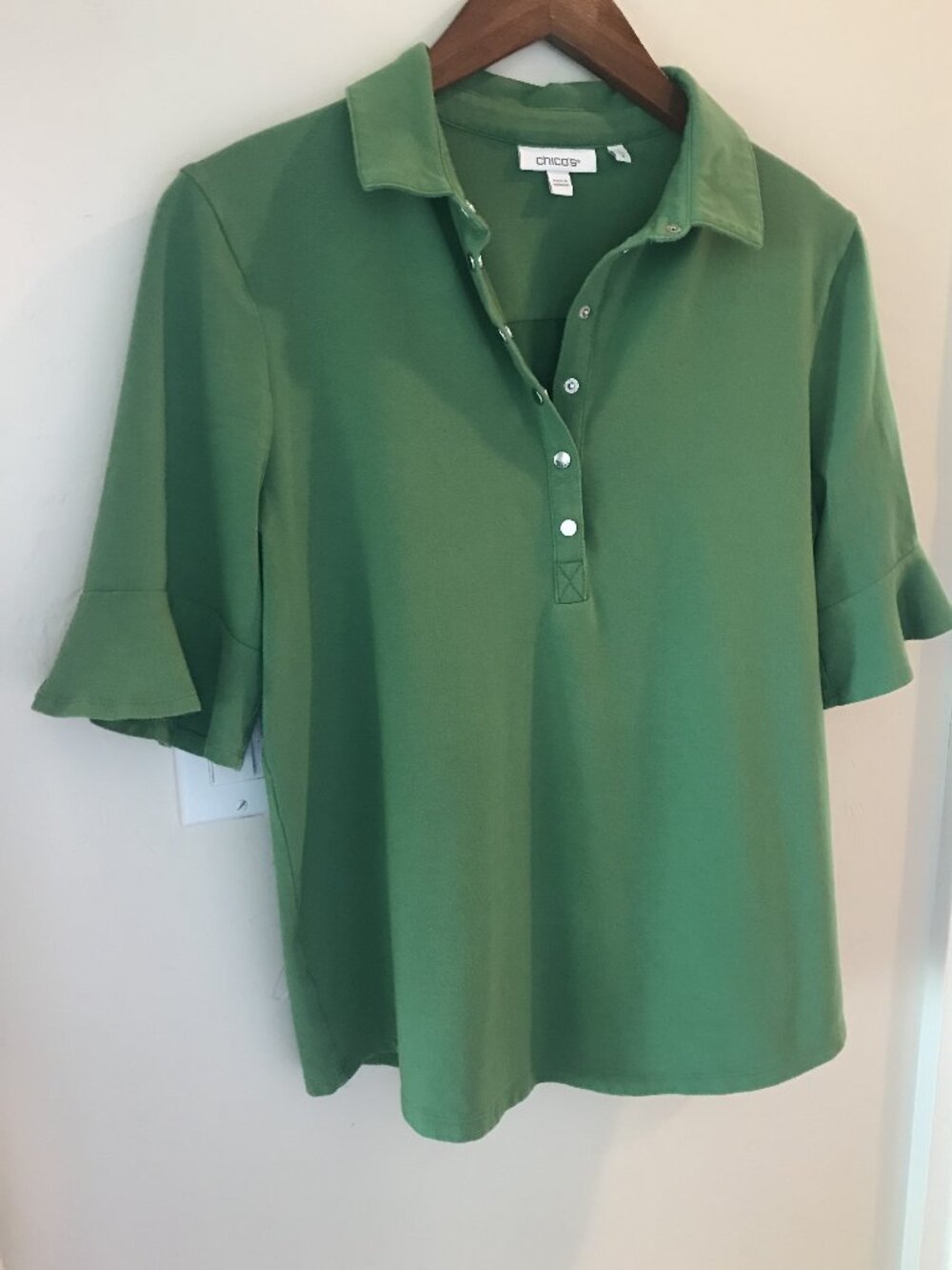 CHICO'S US SIZE 1 (8) GREEN ELBOW LENGTH TOP WITH SILVER GRIPPERS